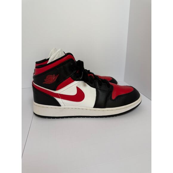 The Air Jordan 1 Mid 'Black Fire Red' (554725-079) - Picture 1 of 7